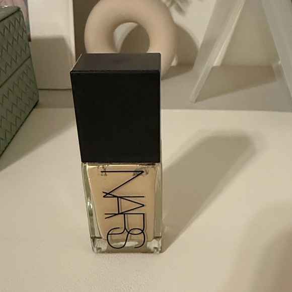 NARS LIGHT REFLECTING™ ADVANCED SKINCARE FOUNDATION - Picture 1 of 4
